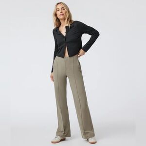 Vuori Women’s Meta™ Wideleg Pant Taupe size Small